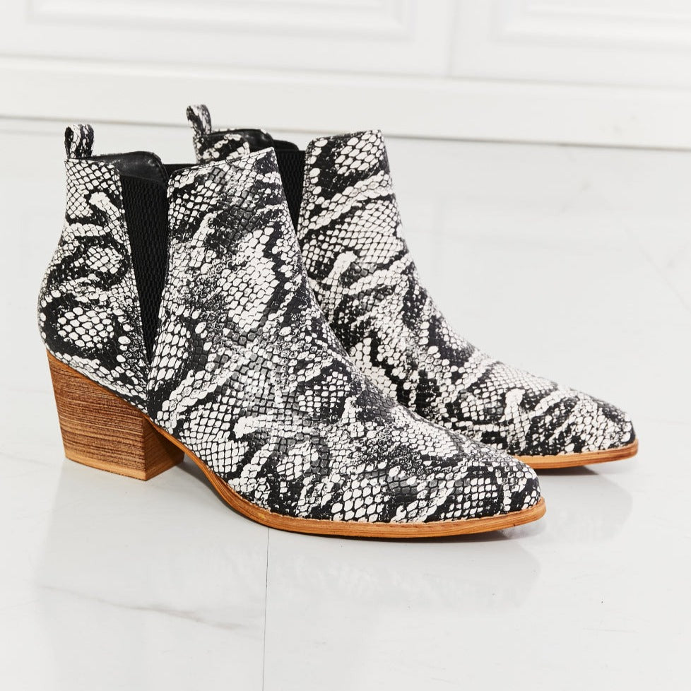 MMShoes Back At It Point Toe Women Bootie in Snakeskin